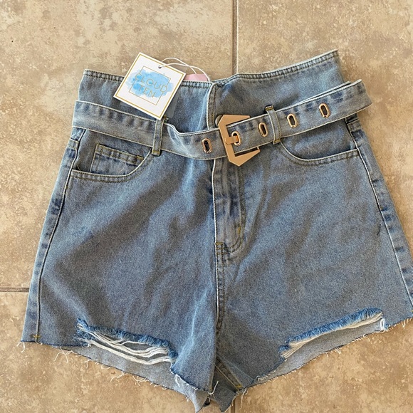 Belted High Waisted Shorts - Picture 2 of 2